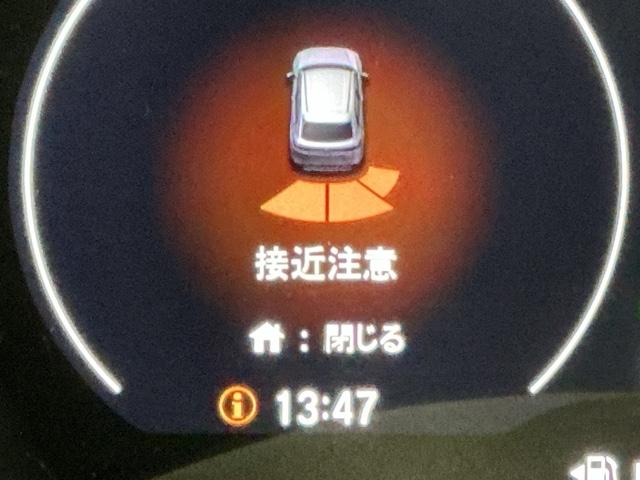 パーキングセンサーシステムは走行中に障害物が迫ると音と表示でお知らせ、低速走行時時の安心感を高めます