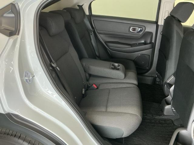 フラットな床と膝回りや頭上スペースなど十分な広さがあります