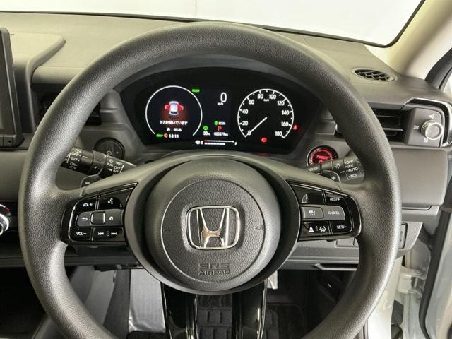 ステアリング右手側に安全運転支援機能のホンダセンシングをコントロールするスイッチ、左手側にオーディオ関連のコントロールスイッチを配置、視線を逸らすことなく運転に集中できます