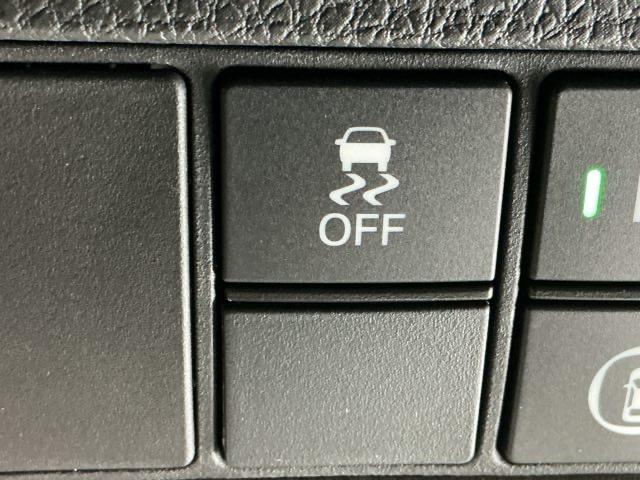 ＶＳＡ（横滑り抑制）は滑りやすい路面・カーブを走っている時に起こりがちな横滑りをコンピューター制御で抑制し、運転にゆとりをもたらします