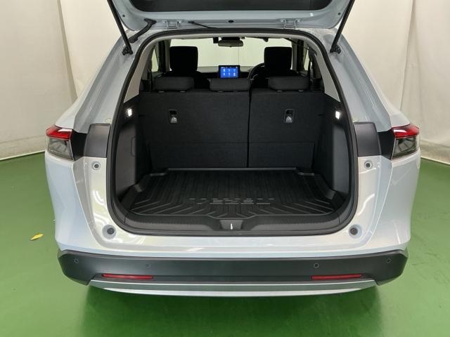 リクライニングの角度が調整できたり折りたたんだり、いろいろな使い方ができる広くて使い勝手のいい荷室。※一部、角度調整などができない車種もございます