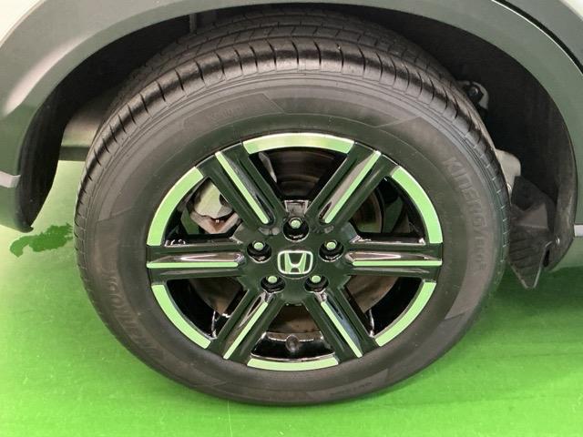 純正アルミホイールです。足元が引き立つので、車全体のイメージがアップしますよ！