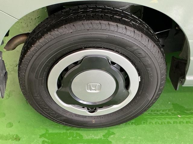 �X�`�[���z�C�[���ɂ͂��ꂢ�ɃN���[�j���O���ꂽ�z�C�[���g�����i�L���b�v�j���t���Ă��܂�