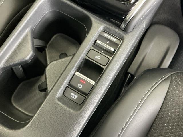 ヴェゼル ｅ：ＨＥＶＺ　ドラレコ　ナビ　Ｒカメラ　ブルートゥース　衝突回避支援ブレーキ機能　パノラミックビューモニター　スマキ　Ｐトランク　フルオートエアコン　Ｄレコ　エアバッグ　両席エアバック　記録簿付　パワーウィンドウ（16枚目）