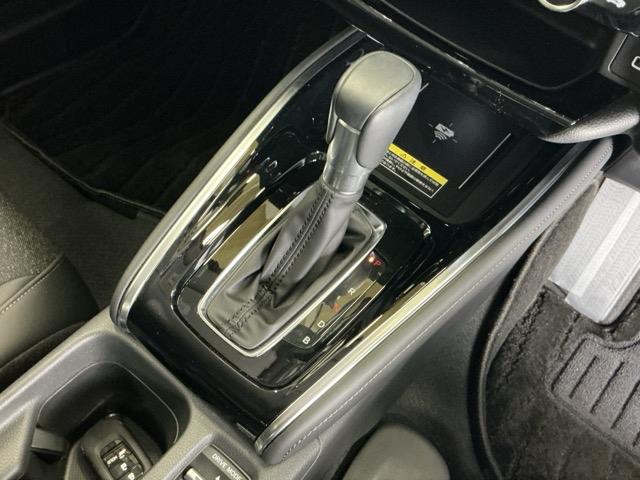 ヴェゼル ｅ：ＨＥＶＺ　ドラレコ　ナビ　Ｒカメラ　ブルートゥース　衝突回避支援ブレーキ機能　パノラミックビューモニター　スマキ　Ｐトランク　フルオートエアコン　Ｄレコ　エアバッグ　両席エアバック　記録簿付　パワーウィンドウ（17枚目）