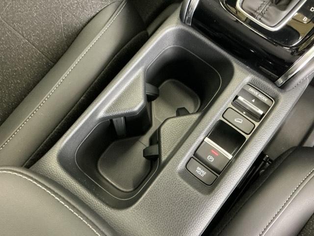 ヴェゼル ｅ：ＨＥＶＺ　ドラレコ　ナビ　Ｒカメラ　ブルートゥース　衝突回避支援ブレーキ機能　パノラミックビューモニター　スマキ　Ｐトランク　フルオートエアコン　Ｄレコ　エアバッグ　両席エアバック　記録簿付　パワーウィンドウ（18枚目）