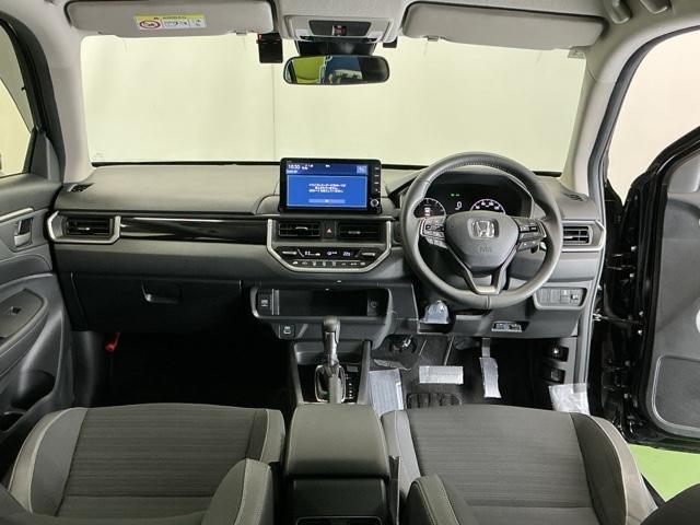 �h���C�o�[�𒆐S�Ɏ��R�Ɏ肪�͂��ʒu�ɂ`�s�Z���N�g���o�[��G�A�R���A�l�X�ȑ���X�C�b�`�Ȃǂ�z�u�A���쐫�ɗD��Ă��܂�