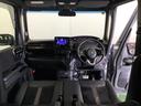 パーキングブレーキはフット式なので運転席と助手席の間はすっきり、移動も楽々です。さっと手が届く位置にＡＴセレクトレバーやエアコンスイッチなどがあり操作性に優れています