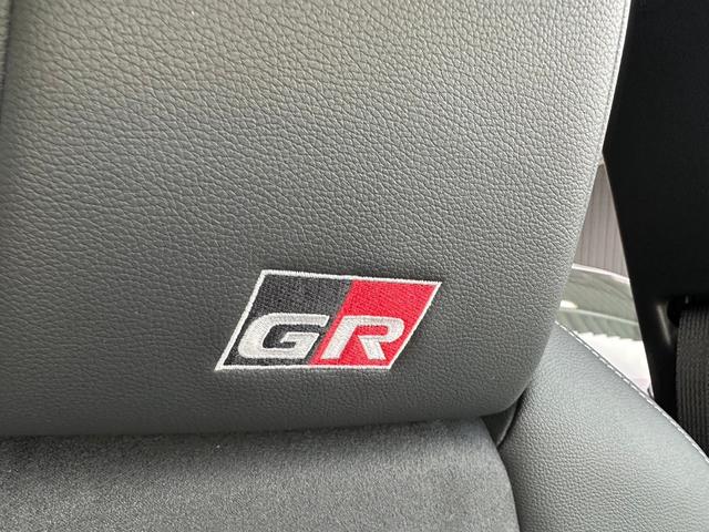 ヤリスクロス ハイブリッド　ＧＲスポーツ　登録済未使用車　ハンズフリーパワーバックドア　ＰＫＳＢ　ＰＶＭ　アドバンスドパーク　ＥＴＣ　８インチＤＡ　シートヒーター　ＨＤＭＩ　ステアリングヒーター　ＧＲ専用１８ＡＷ　ＧＲ専用スポーティシート（41枚目）