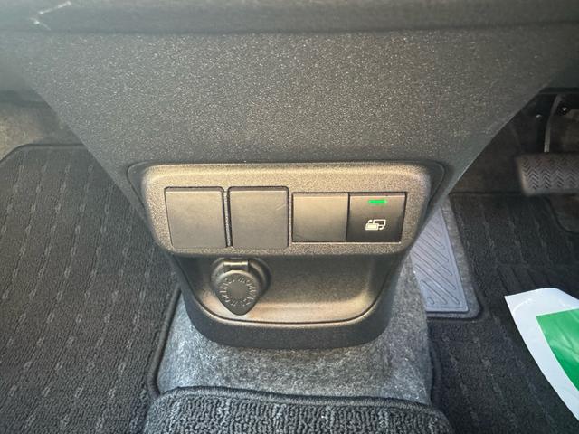 シエンタ Ｚ　１５インチＡＷ　純正１０．５型ディスプレイオーディオ　フルセグＴＶ　パノラミックビューモニター　ＢＳＭ　１２．１型後席モニター　ＨＤＭＩ入力端子　ＥＴＣ２．０　両側パワースライドドア（32枚目）