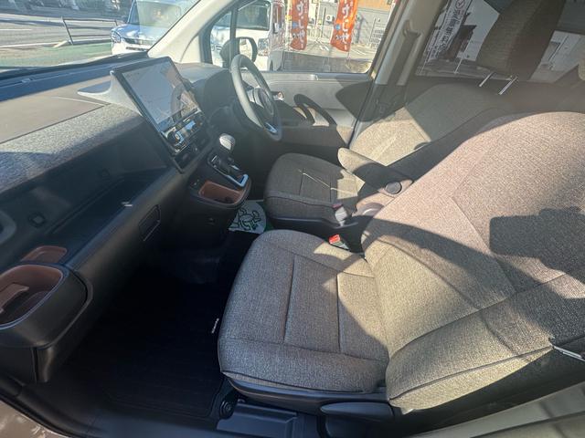 シエンタ Ｚ　１５インチＡＷ　純正１０．５型ディスプレイオーディオ　フルセグＴＶ　パノラミックビューモニター　ＢＳＭ　１２．１型後席モニター　ＨＤＭＩ入力端子　ＥＴＣ２．０　両側パワースライドドア（35枚目）