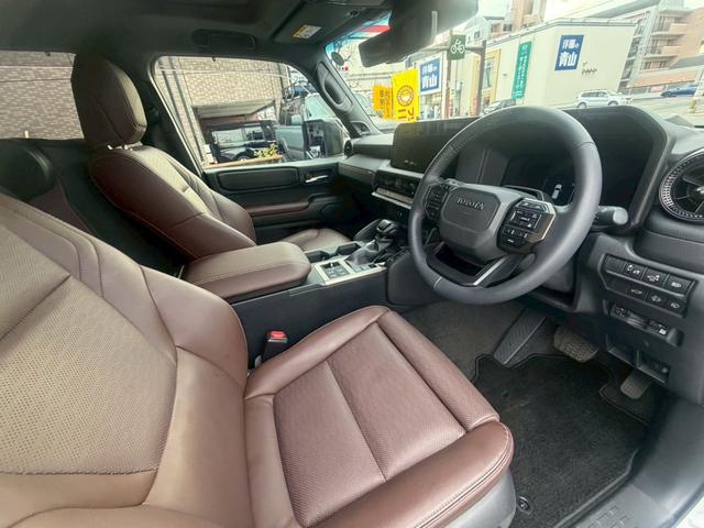 ランドクルーザー２５０ ＺＸ　１オーナー　純正１２．３インチＤＡ　サンルーフ　ＰＶＭ　デジタルインナーミラー　ＪＢＬ　角目　ＢＳＭ　ヘッドアップディスプレイ　アップルカープレイ　センターデフロックＷエアコン　禁煙車（21枚目）