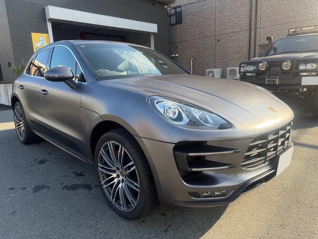 マカン マカン　ターボ　パワーステアリングプラス　パノラマルーフ　ポルシェエントリー＆ドライブシステム　パークアシスト　バックカメラ　レーンチェンジアシスト　クルーズコントロール　２１インチ９１１ターボデザインホイール（10枚目）