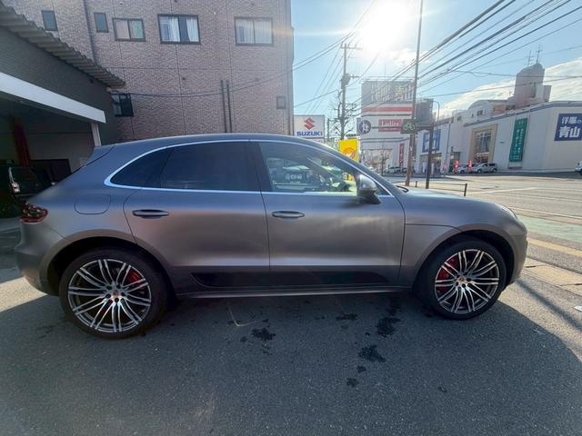 マカン マカン　ターボ　パワーステアリングプラス　パノラマルーフ　ポルシェエントリー＆ドライブシステム　パークアシスト　バックカメラ　レーンチェンジアシスト　クルーズコントロール　２１インチ９１１ターボデザインホイール（11枚目）