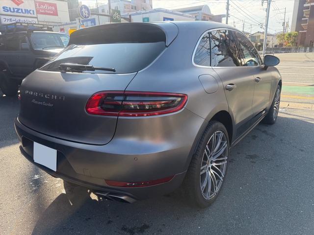 マカン マカン　ターボ　パワーステアリングプラス　パノラマルーフ　ポルシェエントリー＆ドライブシステム　パークアシスト　バックカメラ　レーンチェンジアシスト　クルーズコントロール　２１インチ９１１ターボデザインホイール（12枚目）