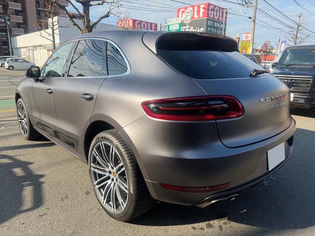 マカン マカン　ターボ　パワーステアリングプラス　パノラマルーフ　ポルシェエントリー＆ドライブシステム　パークアシスト　バックカメラ　レーンチェンジアシスト　クルーズコントロール　２１インチ９１１ターボデザインホイール（14枚目）