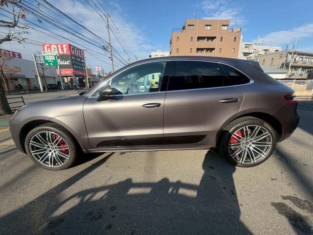 マカン マカン　ターボ　パワーステアリングプラス　パノラマルーフ　ポルシェエントリー＆ドライブシステム　パークアシスト　バックカメラ　レーンチェンジアシスト　クルーズコントロール　２１インチ９１１ターボデザインホイール（15枚目）