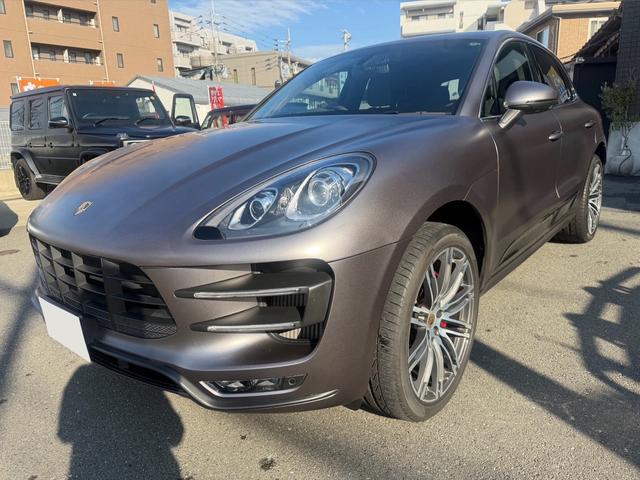 マカン マカン　ターボ　パワーステアリングプラス　パノラマルーフ　ポルシェエントリー＆ドライブシステム　パークアシスト　バックカメラ　レーンチェンジアシスト　クルーズコントロール　２１インチ９１１ターボデザインホイール（16枚目）