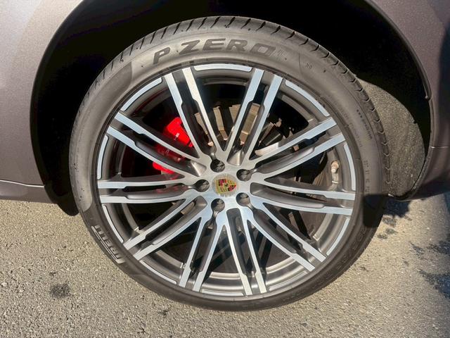 マカン マカン　ターボ　パワーステアリングプラス　パノラマルーフ　ポルシェエントリー＆ドライブシステム　パークアシスト　バックカメラ　レーンチェンジアシスト　クルーズコントロール　２１インチ９１１ターボデザインホイール（17枚目）