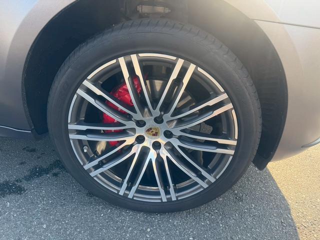 マカン マカン　ターボ　パワーステアリングプラス　パノラマルーフ　ポルシェエントリー＆ドライブシステム　パークアシスト　バックカメラ　レーンチェンジアシスト　クルーズコントロール　２１インチ９１１ターボデザインホイール（19枚目）