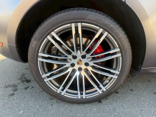 マカン マカン　ターボ　パワーステアリングプラス　パノラマルーフ　ポルシェエントリー＆ドライブシステム　パークアシスト　バックカメラ　レーンチェンジアシスト　クルーズコントロール　２１インチ９１１ターボデザインホイール（20枚目）