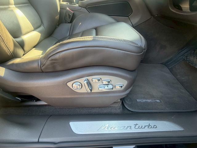 マカン マカン　ターボ　パワーステアリングプラス　パノラマルーフ　ポルシェエントリー＆ドライブシステム　パークアシスト　バックカメラ　レーンチェンジアシスト　クルーズコントロール　２１インチ９１１ターボデザインホイール（23枚目）