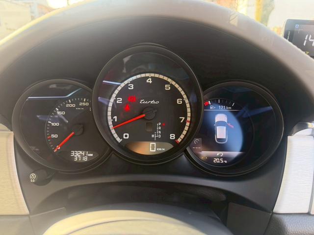 マカン マカン　ターボ　パワーステアリングプラス　パノラマルーフ　ポルシェエントリー＆ドライブシステム　パークアシスト　バックカメラ　レーンチェンジアシスト　クルーズコントロール　２１インチ９１１ターボデザインホイール（25枚目）