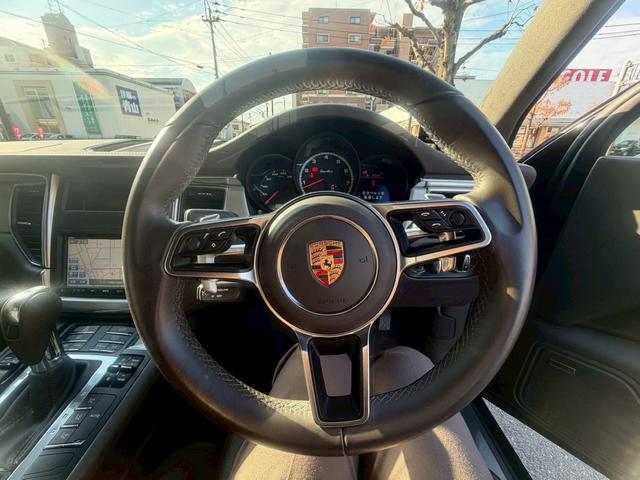 マカン マカン　ターボ　パワーステアリングプラス　パノラマルーフ　ポルシェエントリー＆ドライブシステム　パークアシスト　バックカメラ　レーンチェンジアシスト　クルーズコントロール　２１インチ９１１ターボデザインホイール（26枚目）