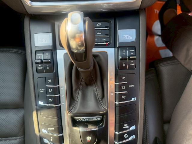 マカン マカン　ターボ　パワーステアリングプラス　パノラマルーフ　ポルシェエントリー＆ドライブシステム　パークアシスト　バックカメラ　レーンチェンジアシスト　クルーズコントロール　２１インチ９１１ターボデザインホイール（30枚目）