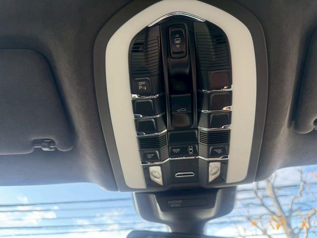 マカン マカン　ターボ　パワーステアリングプラス　パノラマルーフ　ポルシェエントリー＆ドライブシステム　パークアシスト　バックカメラ　レーンチェンジアシスト　クルーズコントロール　２１インチ９１１ターボデザインホイール（32枚目）