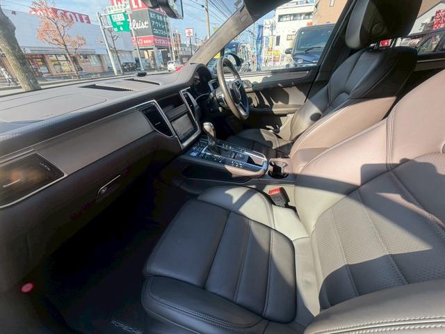 マカン マカン　ターボ　パワーステアリングプラス　パノラマルーフ　ポルシェエントリー＆ドライブシステム　パークアシスト　バックカメラ　レーンチェンジアシスト　クルーズコントロール　２１インチ９１１ターボデザインホイール（35枚目）