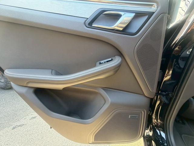 マカン マカン　ターボ　パワーステアリングプラス　パノラマルーフ　ポルシェエントリー＆ドライブシステム　パークアシスト　バックカメラ　レーンチェンジアシスト　クルーズコントロール　２１インチ９１１ターボデザインホイール（39枚目）