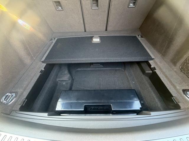 マカン マカン　ターボ　パワーステアリングプラス　パノラマルーフ　ポルシェエントリー＆ドライブシステム　パークアシスト　バックカメラ　レーンチェンジアシスト　クルーズコントロール　２１インチ９１１ターボデザインホイール（40枚目）