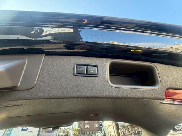 マカン マカン　ターボ　パワーステアリングプラス　パノラマルーフ　ポルシェエントリー＆ドライブシステム　パークアシスト　バックカメラ　レーンチェンジアシスト　クルーズコントロール　２１インチ９１１ターボデザインホイール（43枚目）