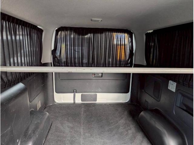 ハイエースバン ロングスーパーＧＬ　モデリスタフルエアロ　両側パワースライドドア　純正ＳＤナビ　バックカメラ　ルームミラーカメラ　助手席エアバッグ　純正ＥＴＣ　ＡＣ１００Ｖ　純正マット　サイドバイザー　室内カーテン　ＬＥＤヘッドランプ（40枚目）