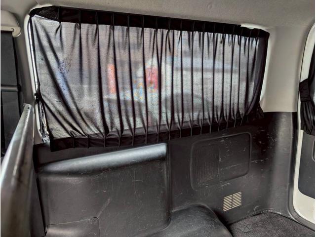 ハイエースバン ロングスーパーＧＬ　モデリスタフルエアロ　両側パワースライドドア　純正ＳＤナビ　バックカメラ　ルームミラーカメラ　助手席エアバッグ　純正ＥＴＣ　ＡＣ１００Ｖ　純正マット　サイドバイザー　室内カーテン　ＬＥＤヘッドランプ（43枚目）