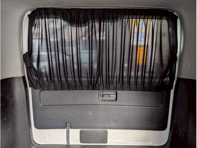 ハイエースバン ロングスーパーＧＬ　モデリスタフルエアロ　両側パワースライドドア　純正ＳＤナビ　バックカメラ　ルームミラーカメラ　助手席エアバッグ　純正ＥＴＣ　ＡＣ１００Ｖ　純正マット　サイドバイザー　室内カーテン　ＬＥＤヘッドランプ（44枚目）