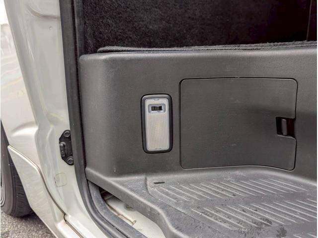 ハイエースバン ロングスーパーＧＬ　モデリスタフルエアロ　両側パワースライドドア　純正ＳＤナビ　バックカメラ　ルームミラーカメラ　助手席エアバッグ　純正ＥＴＣ　ＡＣ１００Ｖ　純正マット　サイドバイザー　室内カーテン　ＬＥＤヘッドランプ（51枚目）