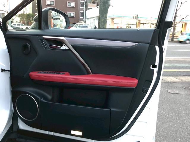 RX RX300 Fスポーツ パノラマルーフ ルーフレール 置くだけ充電 内装レッド 本革 前席後席シートヒーター アダクティブハイビームシステム パワーバックドア ヘッドアップディスプレイ BSM(22枚目)