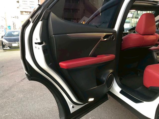 RX RX300 Fスポーツ パノラマルーフ ルーフレール 置くだけ充電 内装レッド 本革 前席後席シートヒーター アダクティブハイビームシステム パワーバックドア ヘッドアップディスプレイ BSM(52枚目)