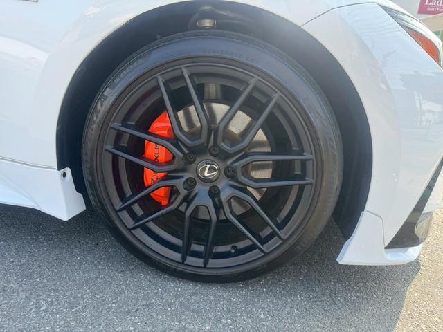 自社整備工場を完備しております。安心してお乗り頂ける様、熟練した整備士による徹底した点検・整備を行っております。とくに納車後、すぐに消耗品の交換が出ないように配慮して整備しております。