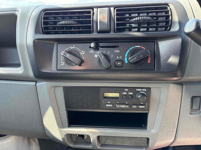 クリッパートラック ＤＸ　４ＷＤ　ＡＴ　三方開　エアコン　パワーステアリング　黄色フォグ　助手席バイザー　アシストグリップ　作業灯　ＧＲＡＮＴＲＥＫタイヤ　運転席エアバッグ（21枚目）