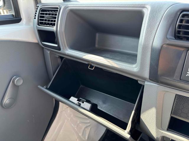 クリッパートラック ＤＸ　４ＷＤ　ＡＴ　三方開　エアコン　パワーステアリング　黄色フォグ　助手席バイザー　アシストグリップ　作業灯　ＧＲＡＮＴＲＥＫタイヤ　運転席エアバッグ（24枚目）