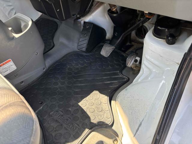 クリッパートラック ＤＸ　４ＷＤ　ＡＴ　三方開　エアコン　パワーステアリング　黄色フォグ　助手席バイザー　アシストグリップ　作業灯　ＧＲＡＮＴＲＥＫタイヤ　運転席エアバッグ（26枚目）