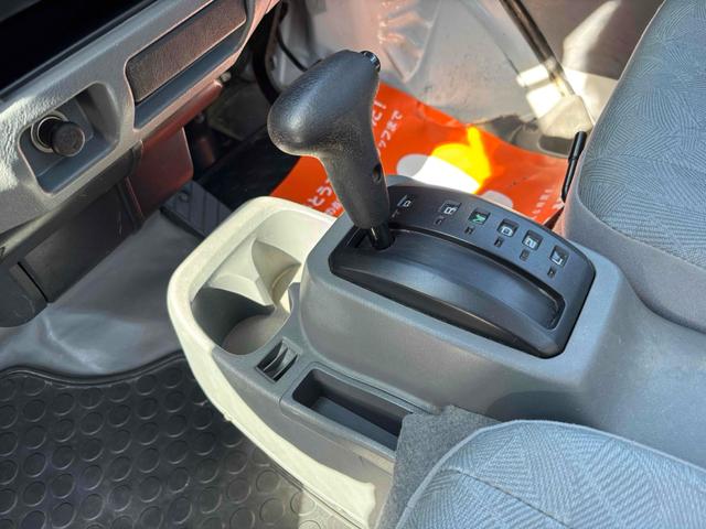 クリッパートラック ＤＸ　４ＷＤ　ＡＴ　三方開　エアコン　パワーステアリング　黄色フォグ　助手席バイザー　アシストグリップ　作業灯　ＧＲＡＮＴＲＥＫタイヤ　運転席エアバッグ（32枚目）