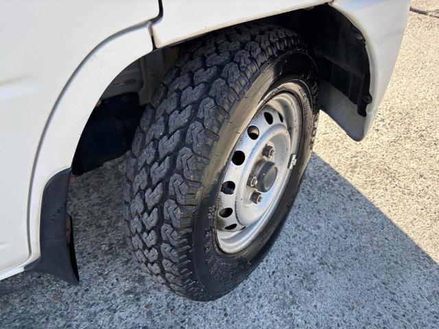 クリッパートラック ＤＸ　４ＷＤ　ＡＴ　三方開　エアコン　パワーステアリング　黄色フォグ　助手席バイザー　アシストグリップ　作業灯　ＧＲＡＮＴＲＥＫタイヤ　運転席エアバッグ（37枚目）