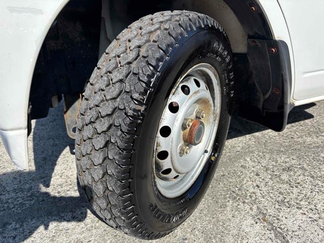 クリッパートラック ＤＸ　４ＷＤ　ＡＴ　三方開　エアコン　パワーステアリング　黄色フォグ　助手席バイザー　アシストグリップ　作業灯　ＧＲＡＮＴＲＥＫタイヤ　運転席エアバッグ（38枚目）