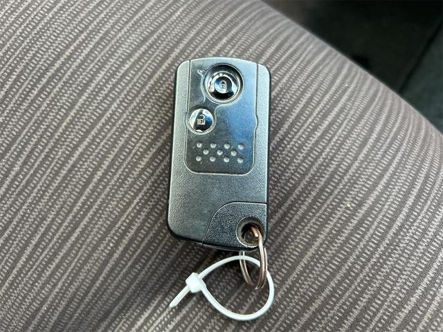 フィット X ナビ TV バックカメラ オートクルーズコントロール アルミホイール オートライト スマートキー 電動格納ミラー シートヒーター CVT 盗難防止システム 衝突安全ボディ ABS CD DVD再生(9枚目)