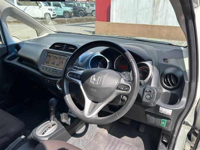 フィット X ナビ TV バックカメラ オートクルーズコントロール アルミホイール オートライト スマートキー 電動格納ミラー シートヒーター CVT 盗難防止システム 衝突安全ボディ ABS CD DVD再生(31枚目)