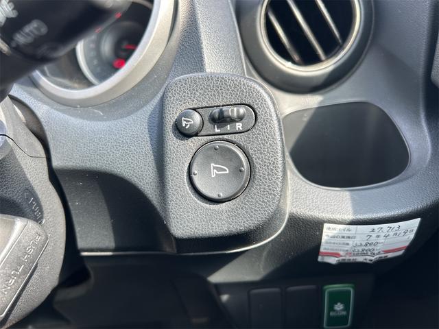 フィット X ナビ TV バックカメラ オートクルーズコントロール アルミホイール オートライト スマートキー 電動格納ミラー シートヒーター CVT 盗難防止システム 衝突安全ボディ ABS CD DVD再生(51枚目)